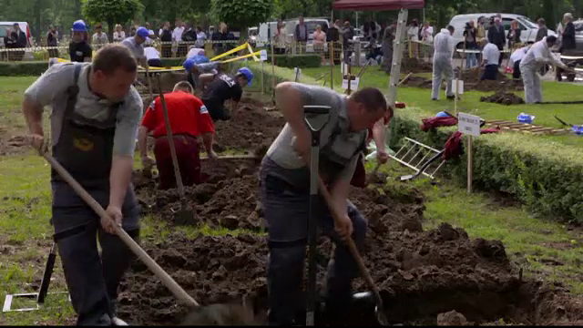 O competitie de sapat morminte a strans zeci de gropari dornici sa-si arate abilitatile: "Ne-am dori sa fim mai respectati"
