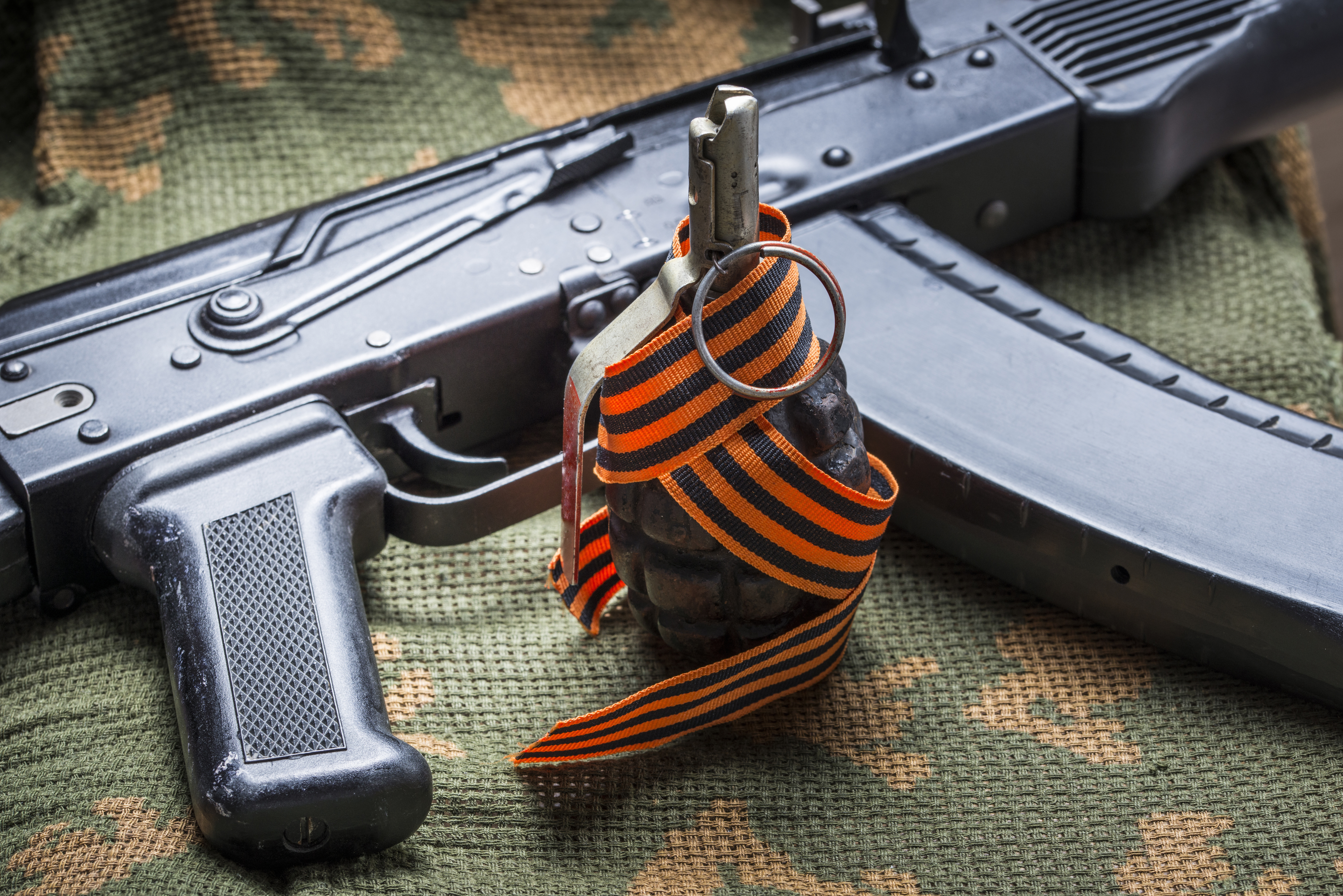 Un francez inarmat cu "explozibil si mitraliere AK-47", arestat la granita Ucrainei. Ce ar fi planuit sa faca la EURO 2016