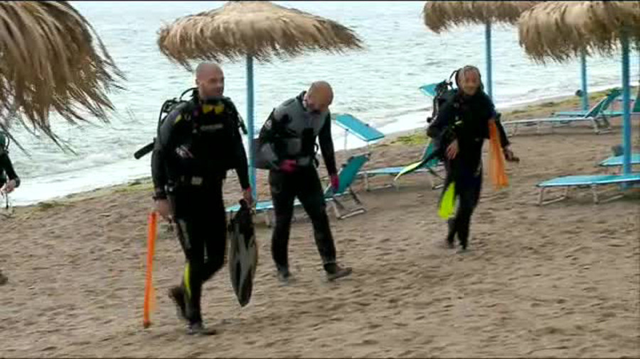 Un caine le-a dat o lectie de educatie civica turistilor din Vama Veche. Ce au gasit scafandrii in apa marii