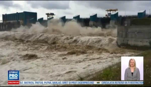 Inundatiile fac prapad in 7 judete: 2 oameni morti si sute de evacuati din calea viiturilor. Ciolos cere evaluarea situatiei