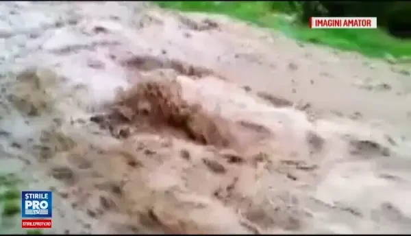 Inundatiile fac prapad in 7 judete: 2 oameni morti si sute de evacuati din calea viiturilor. Un sat e complet izolat de ape