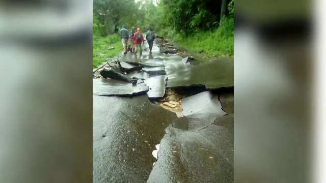Localitatea care a ramas izolata de restul lumii dupa ce inundatiile au distrus drumul. Inca 100 de oameni au fost evacuati