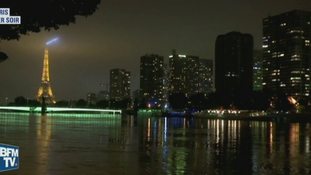 Inundatiile din Paris au devenit atractie turistica: "O data la 100 de ani poti vedea asa ceva". Cum arata acum Turnul Eiffel