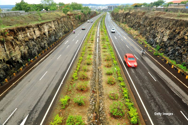 17 morti si 35 de raniti, intr-un carambol pe o autostrada din India. Trei vehicule au ajuns intr-o rapa de 6 metri