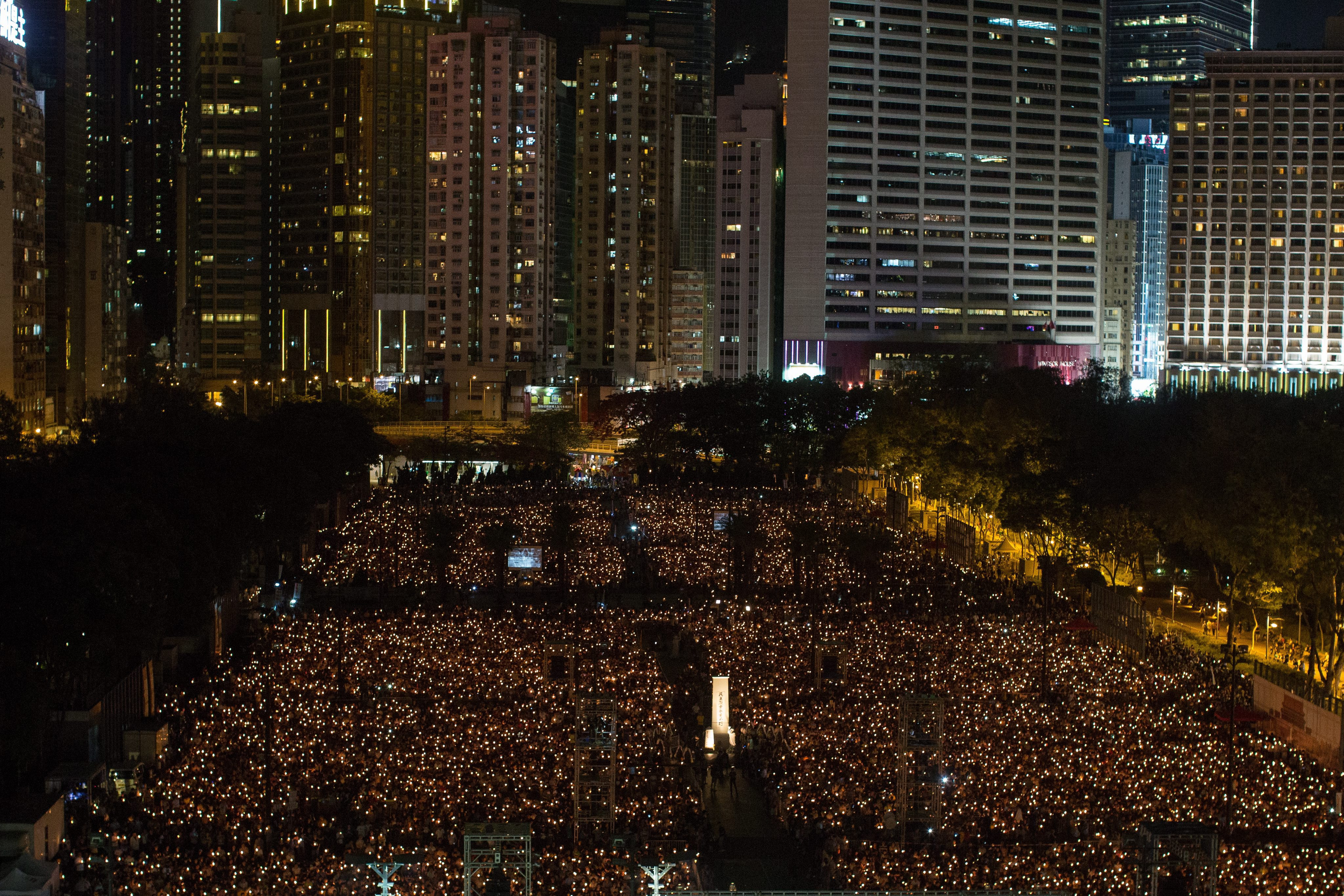 Mii de oameni au comemorat masacrul din Piata Tiananmen. Regimul comunist chinez a "sters" evenimentul din cartile de istorie