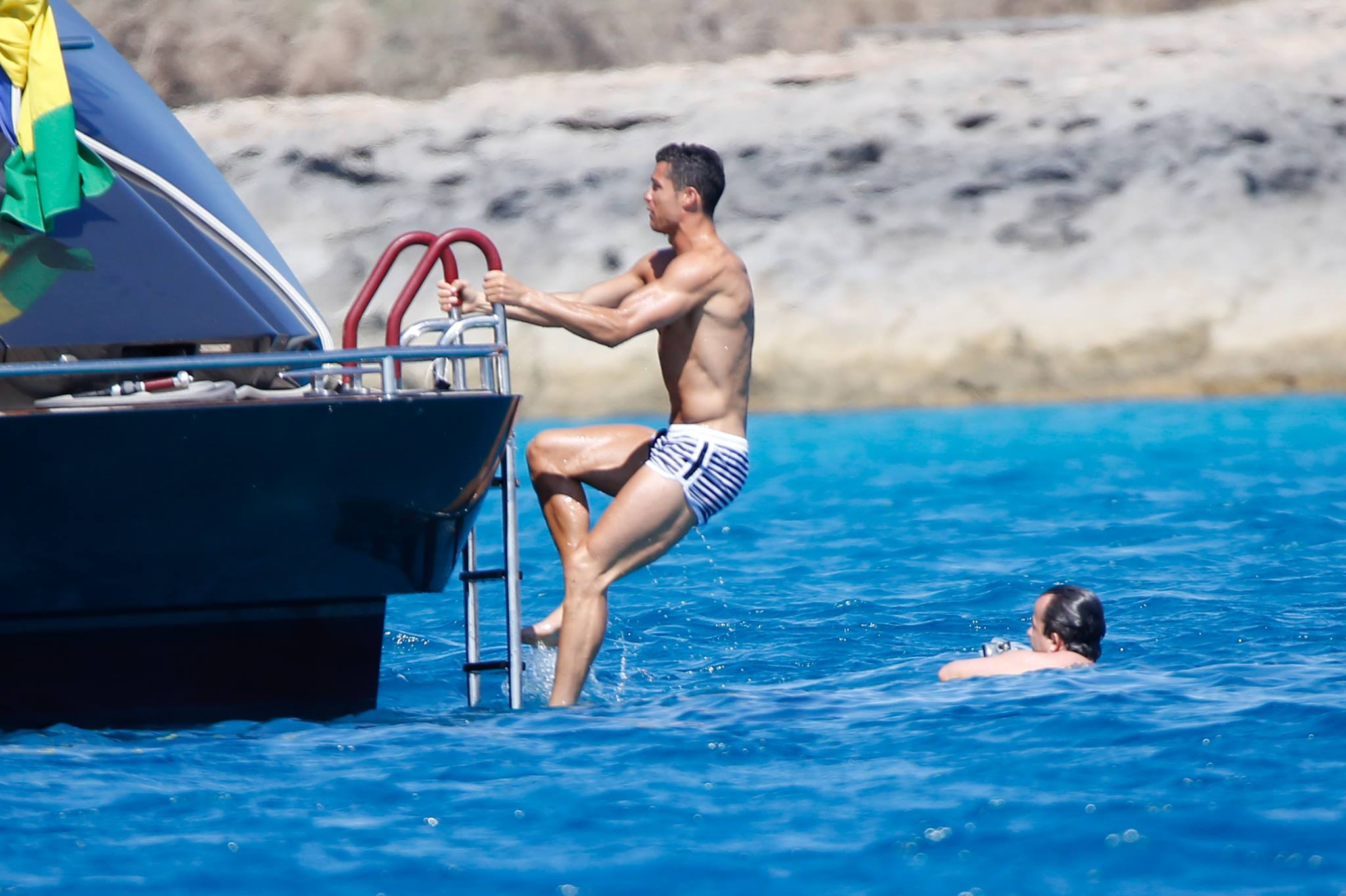 Cristiano Ronaldo, surprins alaturi de o bruneta focoasa in Ibiza! Ce facea starul Realului pe yacht cu femeia