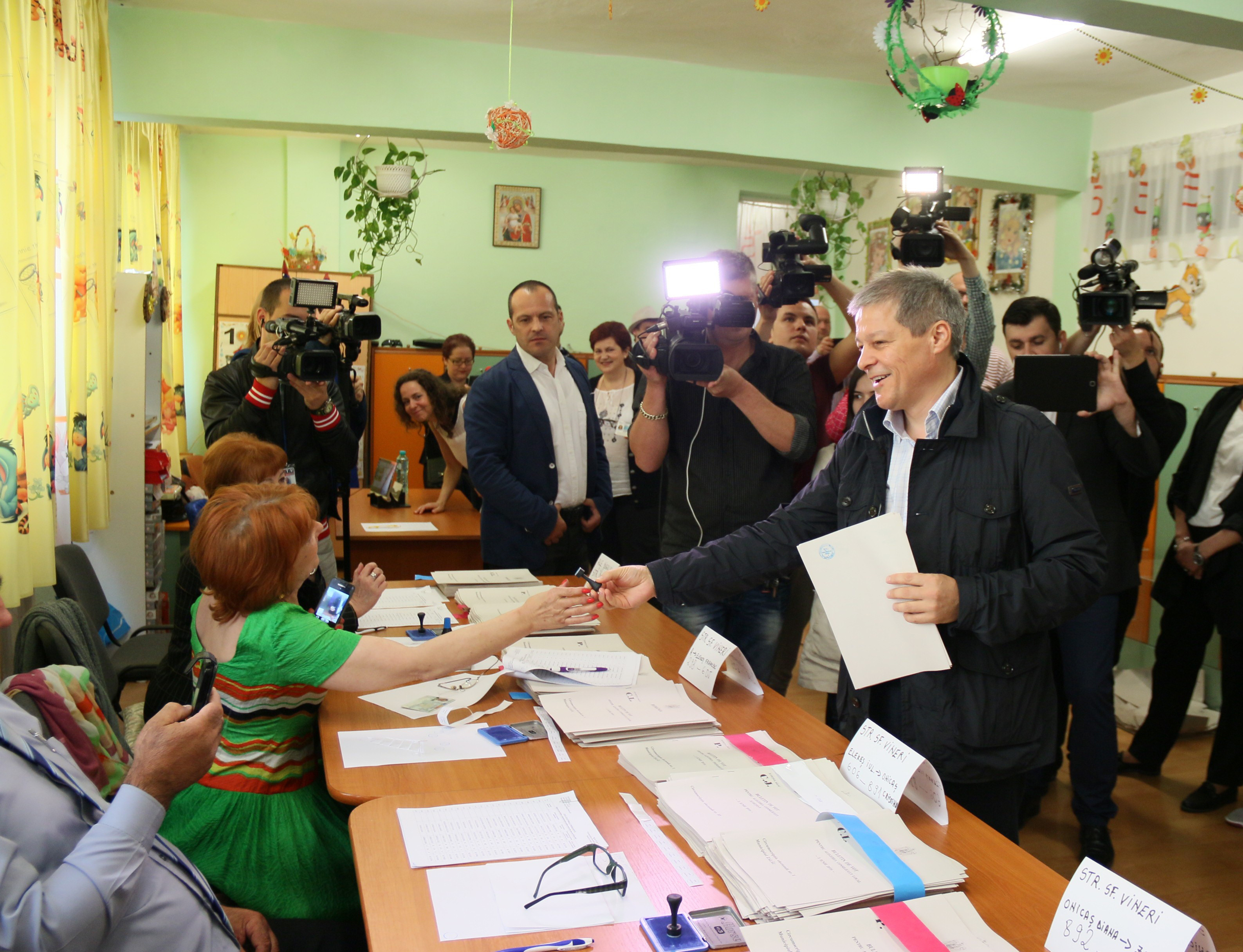 ALEGERI LOCALE 2016. Mesajul politicienilor pentru romani, in ziua votului: Absenteismul nu rezolva coruptia din tara