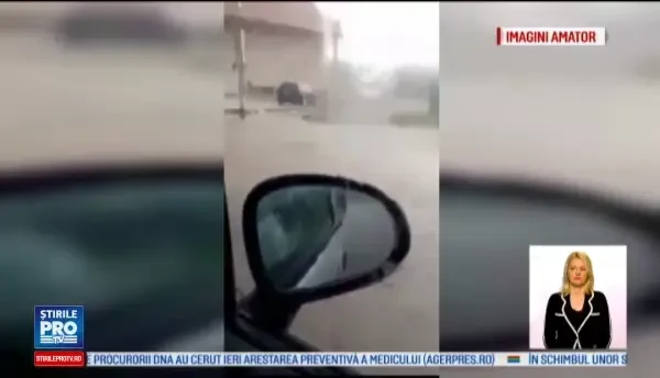 Localitatea care a ramas izolata de restul lumii dupa ce inundatiile au distrul drumul. Inca 100 de oameni au fost evacuati