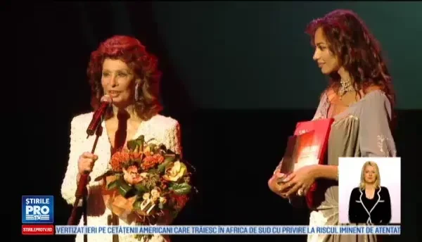 Caini, regizat de Bogdan Mirica a luat marele trofeu la TIFF. Sophia Loren si Madalina Ghenea, moment special pe scena