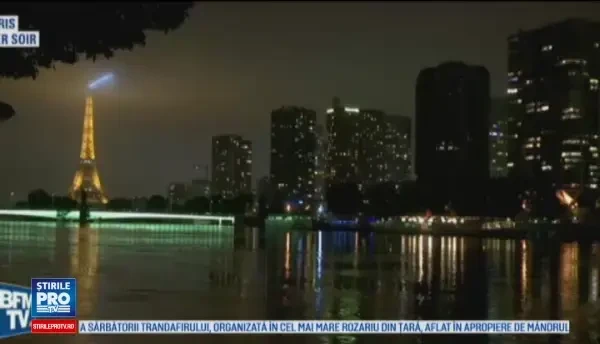 Inundatiile din Paris au devenit atractie turistica: O data la 100 de ani poti vedea asa ceva. Cum arata acum Turnul Eiffel