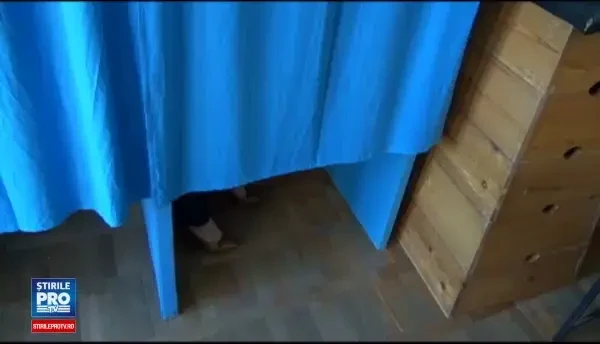Prinsa ca ar fi vrut sa fraudeze alegerile, o femeie nu a vrut sa mai iasa din cabina de vot
