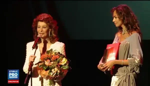 Caini, regizat de Bogdan Mirica a luat marele trofeu la TIFF. Sophia Loren si Madalina Ghenea, moment emotionant pe scena