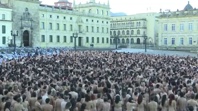 Peste 6.000 de oameni s-au lasat fotografiati dezbracati intr-o piata din Bogota. Motivul pentru care au renuntat la haine