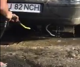 Ce a gasit un sofer din Gorj pe teava de esapament a masinii. Soferii din trafic l-au avertizat. VIDEO