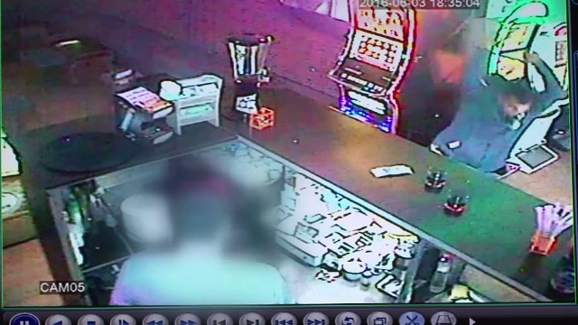 Si-a omorat prietenul in bataie intr-un bar, in Bacau, pentru ca voia sa plece acasa. Scenele socante, FILMATE