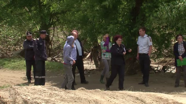 Sat din Bacau ramas izolat si fara apa, pentru ca autoritatile au pregatit alegerile. "Am scos malul din sectia de votare"