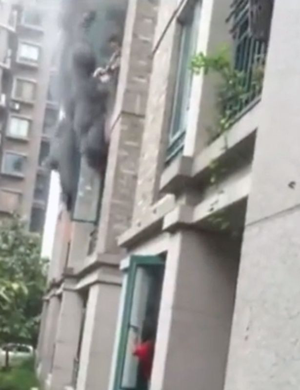 Un tata si-a aruncat fetita de la etaj, din apartamentul cuprins de flacari. Scenele dramatice, filmate de un vecin. VIDEO