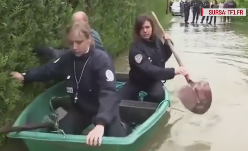 Misiunea dificila a trei politisti francezi, chemati sa ajute sinistratii. Ce s-a intamplat dupa ce s-au urcat intr-o barcuta
