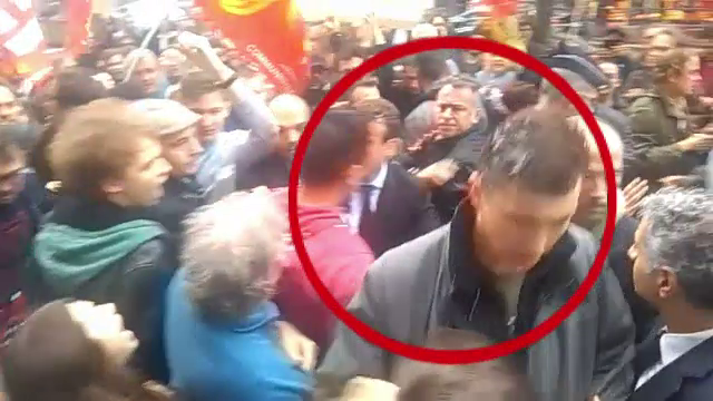 Ministrul francez al economiei, bombardat cu oua, intr-o suburbie a Parisului. Motivul pentru care a fost atacat