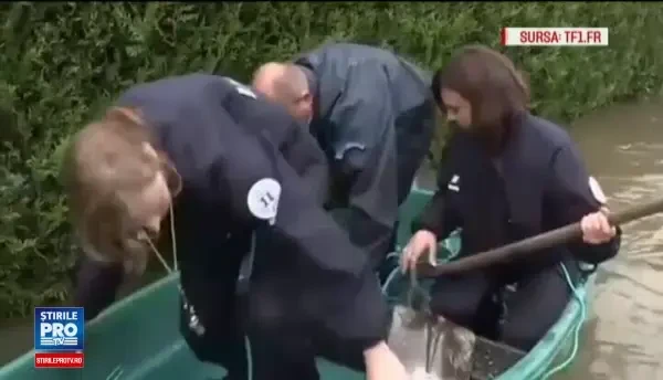 Misiunea dificila a trei politisti francezi, chemati sa ajute sinistratii. Ce s-a intamplat dupa ce s-au urcat intr-o barcuta