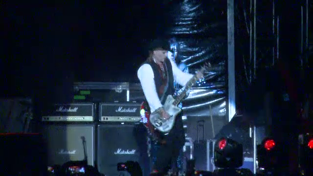 The Hollywood Vampires, concert de neuitat pentru fanii din Romania. Johnny Depp a purtat o ie romaneasca