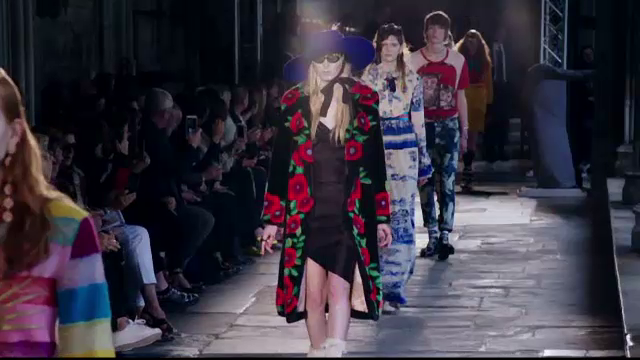 Gucci si-a prezentat noua colectie de haine in catedrala Westminster. Modelele au defilat pe muzica de cor