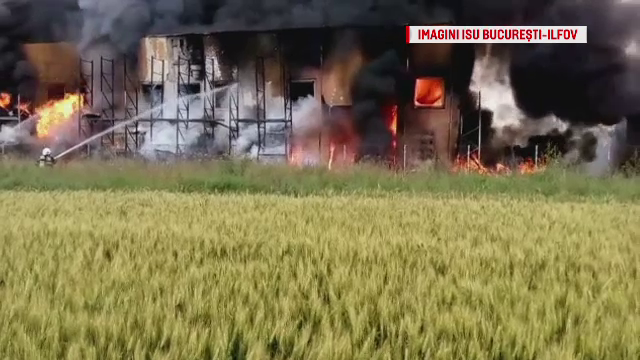 Incendiul din Jilava in care a murit un pompier nu a fost inca stins. Procurorii au deschis dosar pentru ucidere din culpa