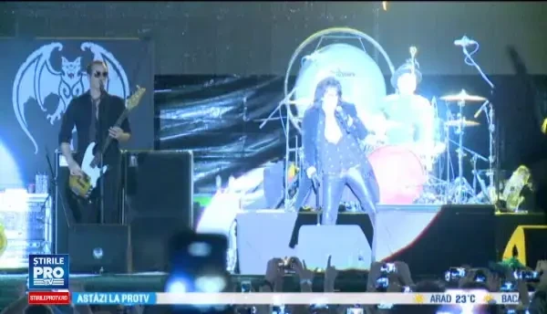 Concertul The Hollywood Vampires a strans mii de fani in Piata Constitutiei. Cum a aparut imbracat pe scena Johnny Depp