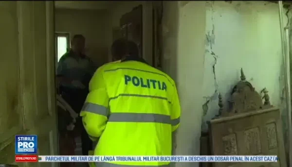 Moarte suspecta in Dambovita. Un barbat a fost gasit in stare avansata de putrefactie, iar sora sa, lesinata langa el