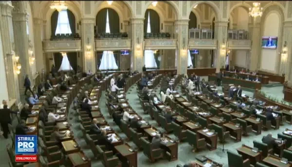 Senatorii au votat modificarea legii antifumat. Locurile in care fumatorii si-ar putea aprinde tigarile, in public