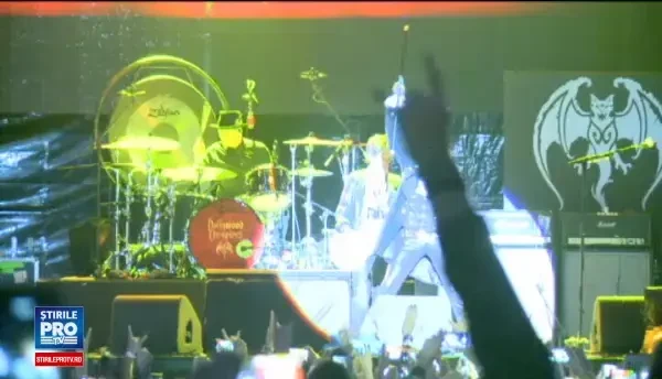 The Hollywood Vampires, concert de neuitat pentru fanii din Romania. Johnny Depp a purtat o ie romaneasca
