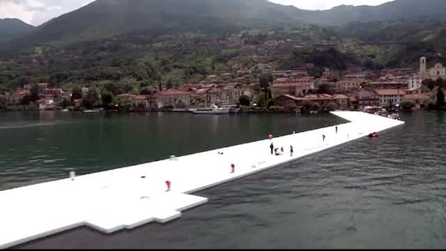 "Minunea" care a prins viata in mainile unui italian. Artistul a facut posibil mersul pe apa