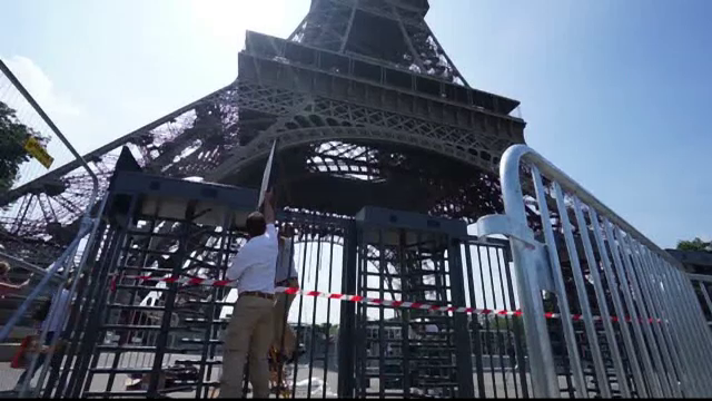 Masurile de securitate fara precedent din Franta nu ii fac pe turisti sa se simta mai in siguranta: "Este prea liniste"