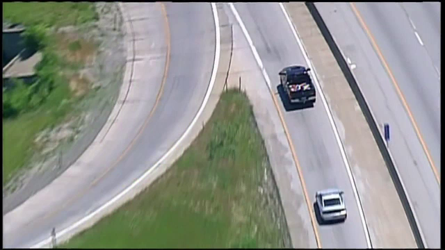 Urmarire cu final dramatic pe o autostrada din SUA. Pe cine au scos politistii de sub masina rasturnata