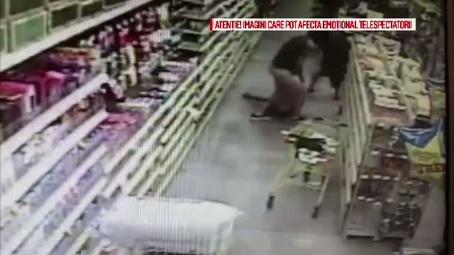 Minora de 13 ani, la un pas de-a fi rapita dintr-un supermarket sub privirile mamei. Camerele au surprins incidentul