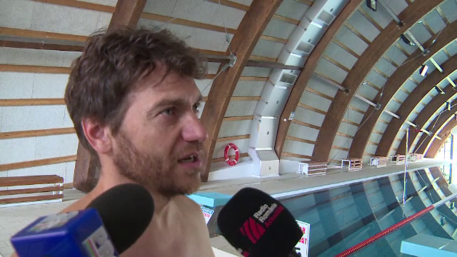 Romanul care vrea sa inoate 12 ore non-stop ca sa stranga bani pentru un centru de batrani. Va parcurge inot 24 de kilometri