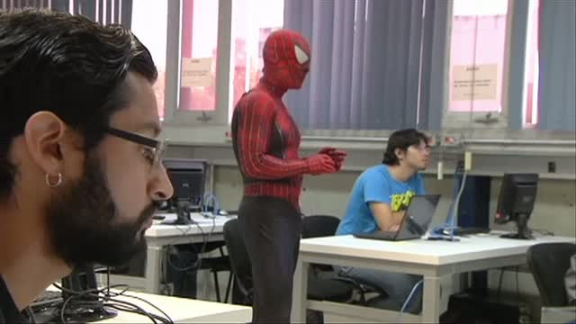 Un profesor la Faculatatea de Inginerie vine la cursuri imbracat in Omul Paianjen. Reactia studentilor