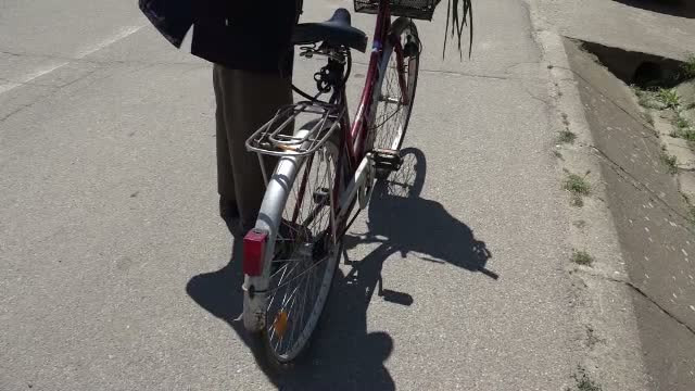 Lovit in cap de vecin din cauza unei biciclete. Cum au ajuns doi amici din Alba in aceasta situatie
