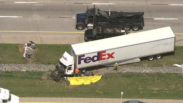 Autocar cu elevi, lovit de un TIR care voia sa-l depaseasca. Accidentul a fost filmat de copii