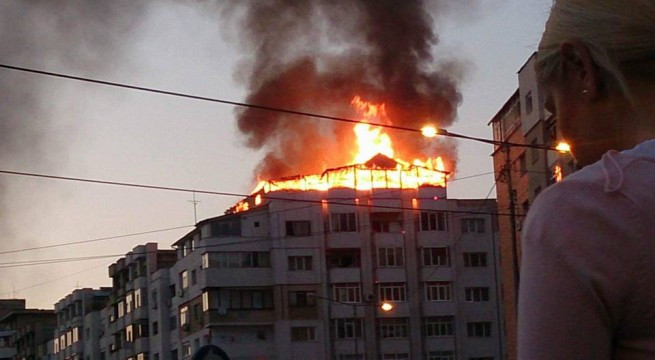 Incendiu urias in centrul Bacaului. Mansarda unui bloc a luat foc: zeci de persoane au fost evacuate. FOTO SI VIDEO