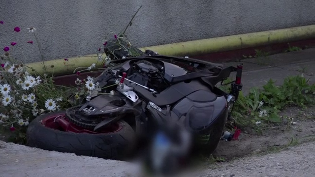 Motociclist de 26 de ani, mort pe loc la impactul cu o masina. Martor: "Ca la raliu. Era cu roata din fata pe sus, cu viteza"