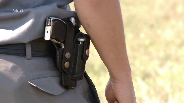 Un polițist de frontieră a încercat să fure 900 de baxuri cu țigări de contrabandă. A fost oprit cu 12 focuri de armă