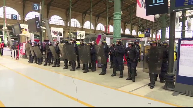 jandarmi la gara din Paris