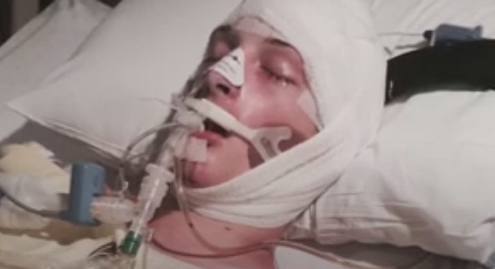 L-a bagat in coma, iar apoi l-a trantit cu fata de asfalt. Tratamentul aplicat de un politist unui tanar tras pe dreapta