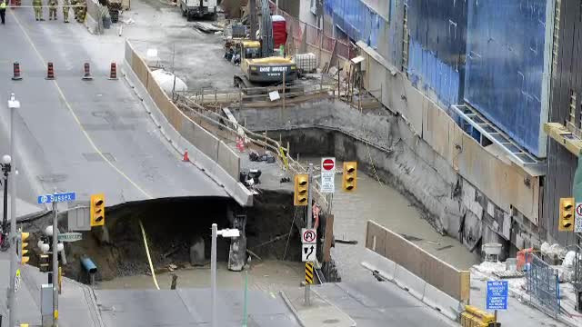 Groapa uriasa pe o sosea din Canada. O dubita a fost inghitita de craterul surpat peste noapte