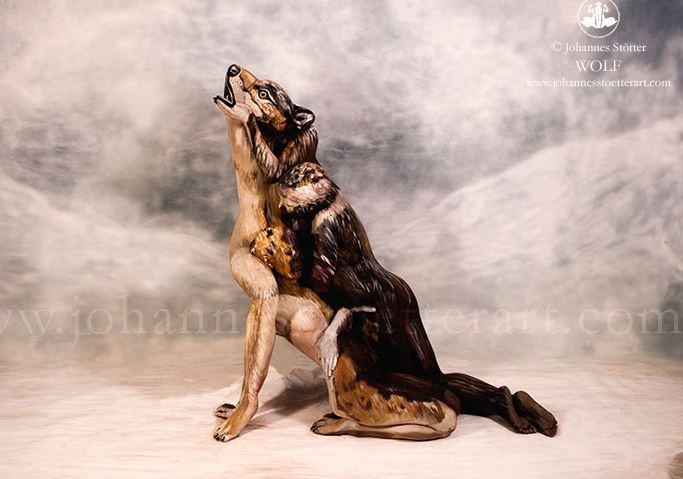 Trei femei goale se ascund in acest tablou uimitor cu un lup: te prinzi unde sunt? Opera acestui artist a ajuns viral. FOTO