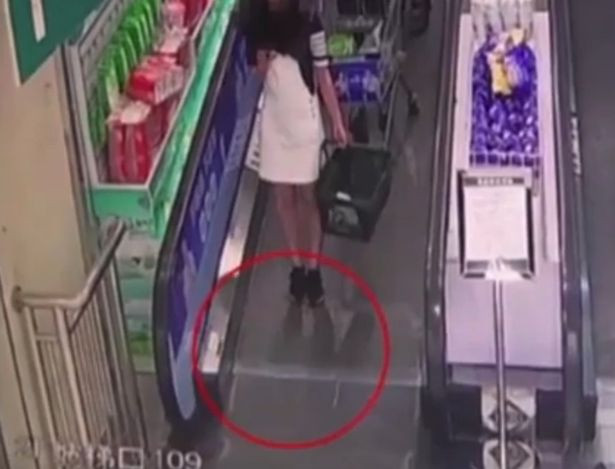 Se pregatea sa coboare de pe scara rulanta, cand totul a luat o intorsatura neasteptata. Ce s-a intamplat in cateva secunde