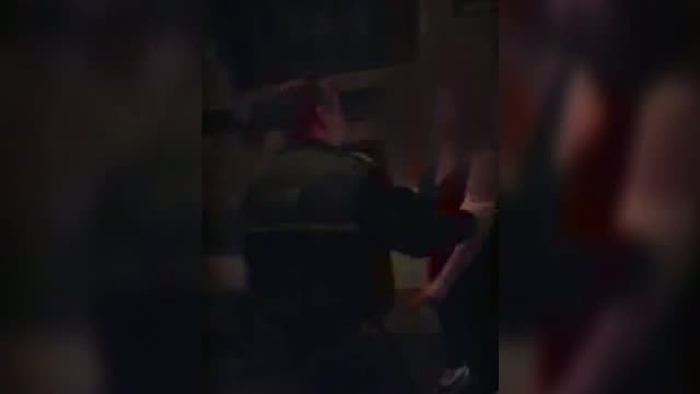 O femeie din Iasi, la un pas de-a fi batuta de patroana unui club, pentru ca a chemat politia din cauza galagiei din local