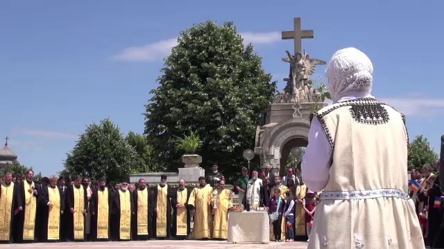 Procesiune cu sute de oameni, la Galati, de Inaltarea Domnului. Oamenii au depus coroane de flori la Monumentul Eroilor