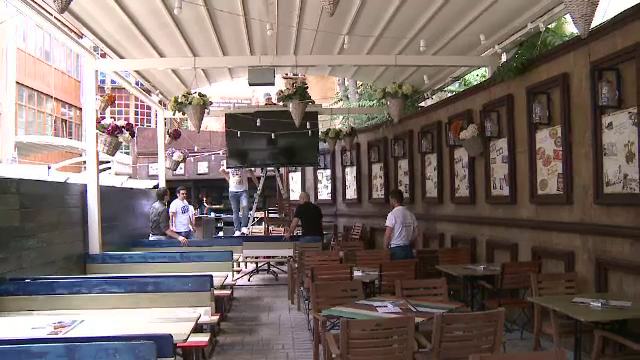 Terasele din sectorul 1 se pregatesc pentru Romania - Franta, dar inchid TV-ul dupa prima repriza. Anuntul facut de primarie